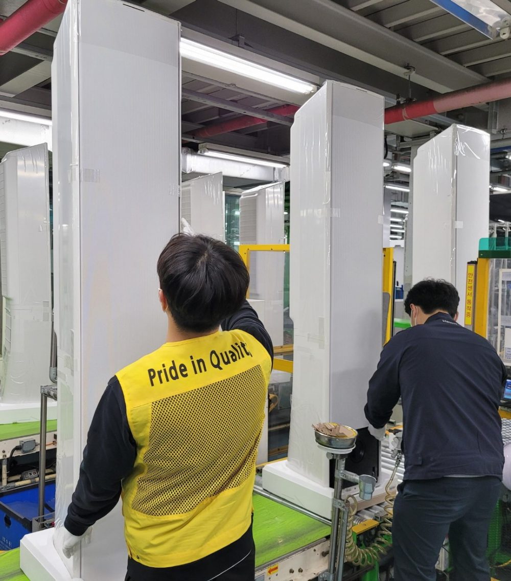 광주광역시 광산구 하남산단 6번로에 위치한 삼성전자 광주사업장에서 직원들이 '비스포크 무풍에어컨 갤러리'를 생산하고 있다.