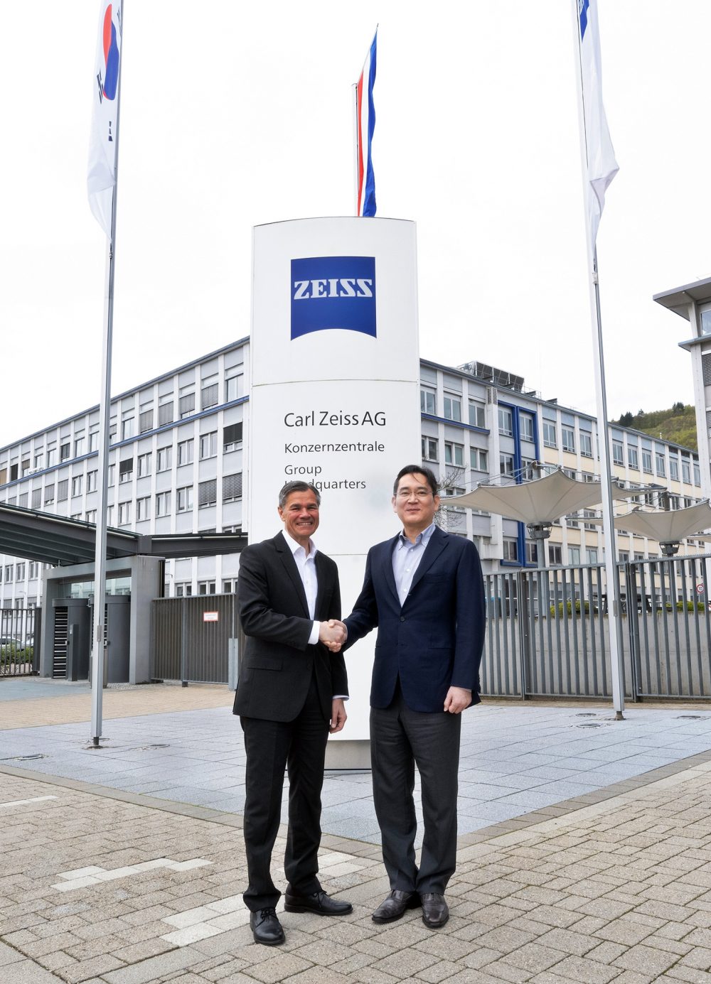 26일(현지 시간) 독일 오버코헨 ZEISS 본사를 방문한 이재용 삼성전자 회장이 칼 람프레히트(Karl Lamprecht) ZEISS그룹 CEO와 악수하는 모습