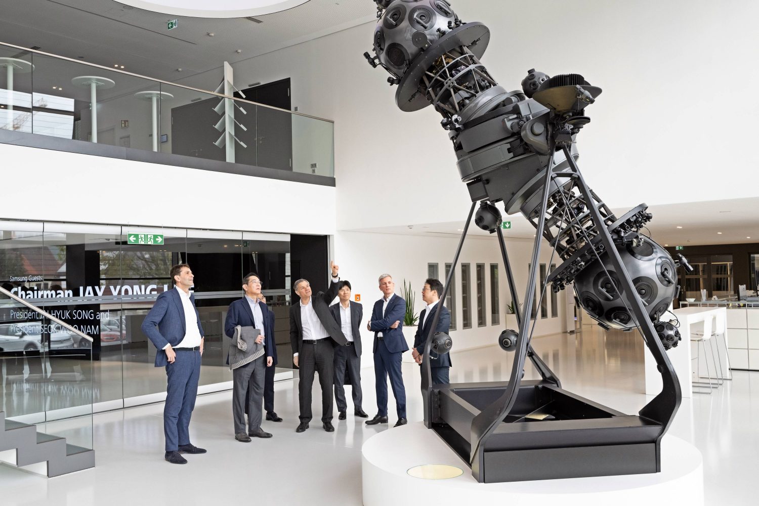 26일(현지 시간) 독일 오버코헨 ZEISS 본사를 방문한 이재용 삼성전자 회장이 ZEISS 장비를 살펴보는 모습