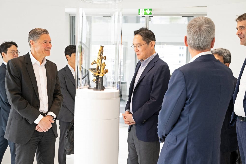 이재용 삼성전자 회장이 독일 오버코헨 ZEISS 본사를 방문해 ZEISS 제품을 살펴보고 있는 모습