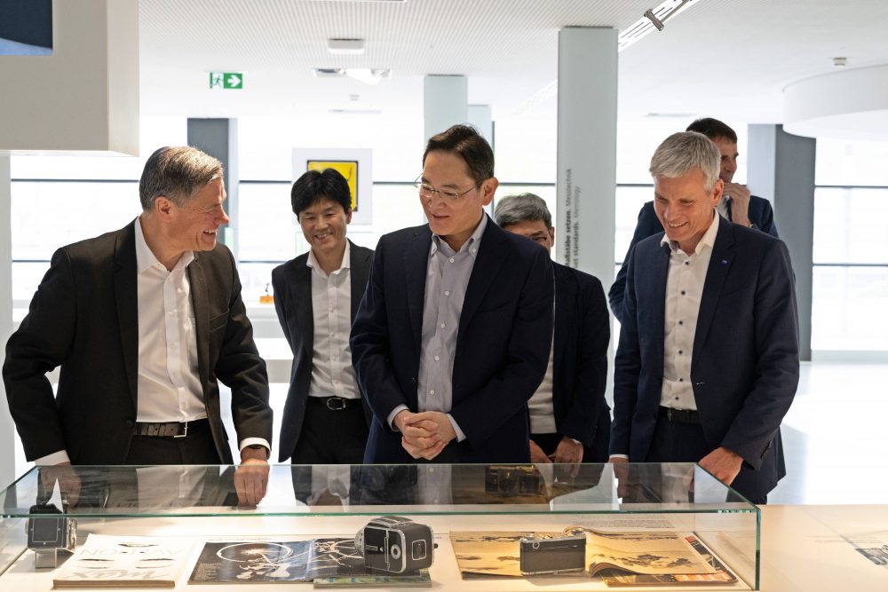 독일 오버코헨 ZEISS 본사를 방문한 이재용 삼성전자 회장이 ZEISS 제품을 살펴보고 있다.