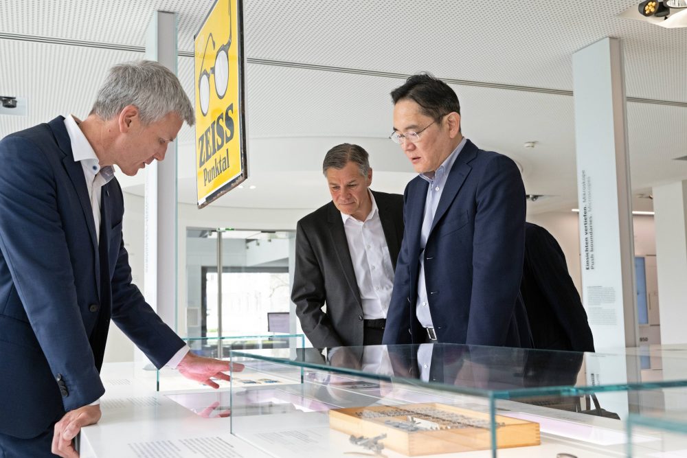 독일 오버코헨 ZEISS 본사를 방문한 이재용 삼성전자 회장이 ZEISS 제품을 살펴보는 모습