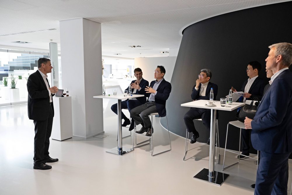26일(현지 시간) 독일 오버코헨 ZEISS 본사를 방문한 이재용 삼성전자 회장이 칼 람프레히트(Karl Lamprecht) ZEISS그룹 CEO(맨 오른쪽)와 대화하고 있다.