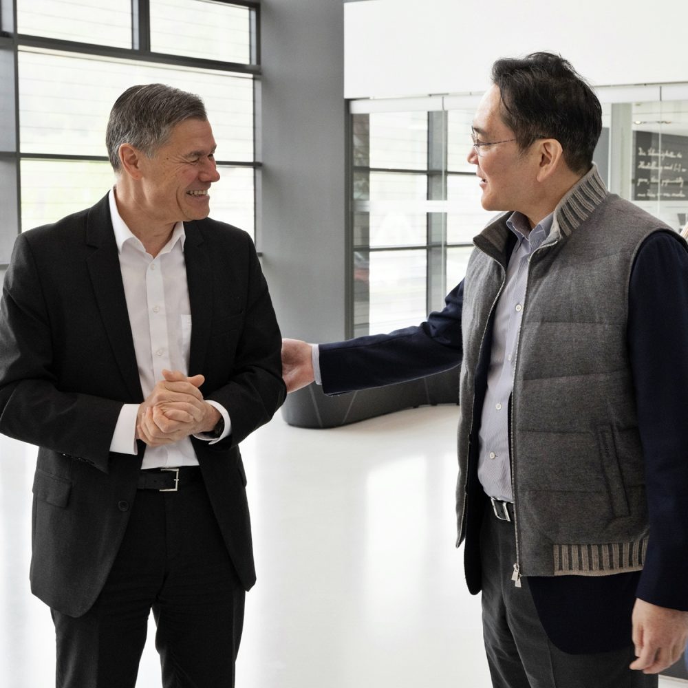 26일(현지 시간) 독일 오버코헨 ZEISS 본사를 방문한 이재용 삼성전자 회장이 칼 람프레히트(Karl Lamprecht) ZEISS그룹 CEO(맨 오른쪽)와 대화하는 모습