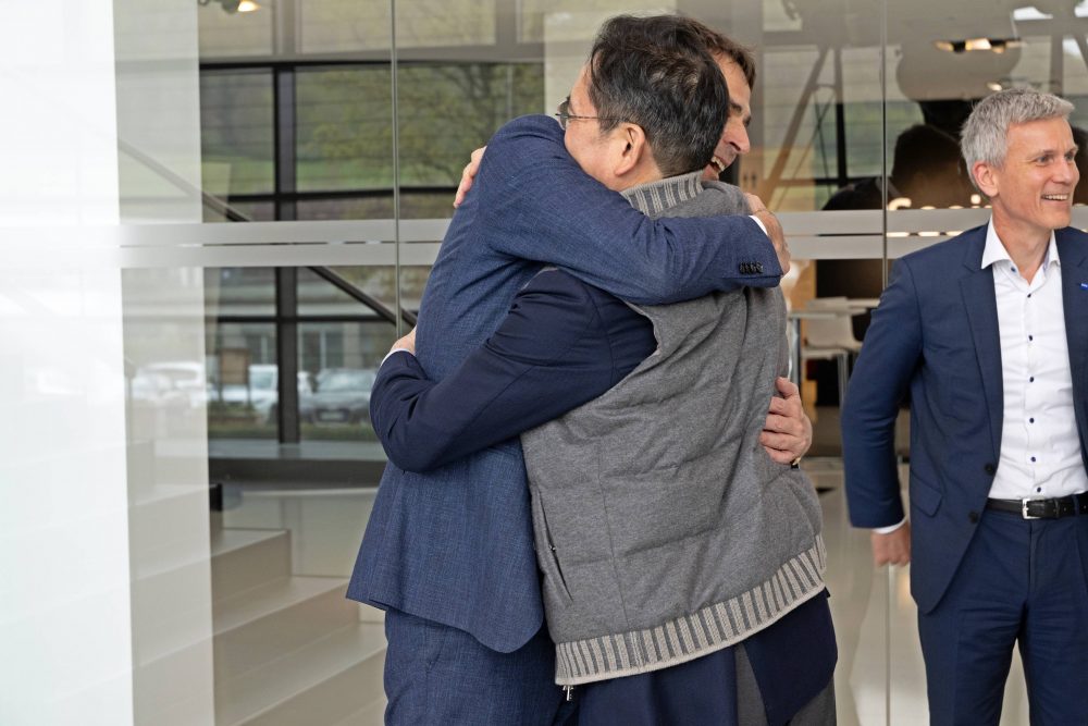 26일(현지 시간) 독일 오버코헨 ZEISS 본사를 방문한 이재용 삼성전자 회장이 ZEISS 경영진과 인사하는 모습
