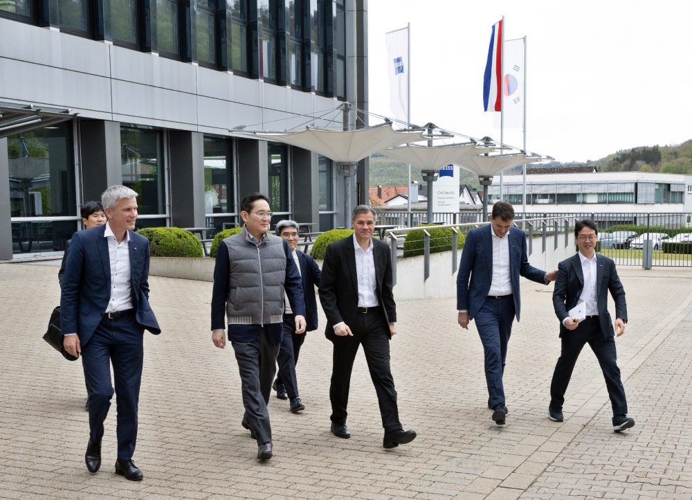 26일(현지 시간) 이재용 삼성전자 회장이 독일 오버코헨 ZEISS 본사를 방문한 뒤 이동하는 모습