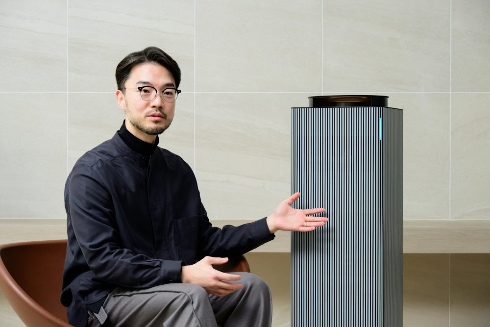 김현수 프로가 ‘인피니트 AI 공기청정기’ 제품 디자인에 대해 설명하고 있다.
