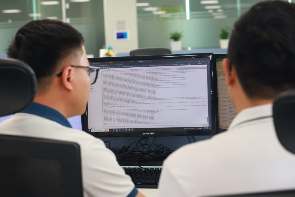삼성전자 베트남 연구소(SRV) 연구원들이 AI 모델을 개발하고 있는 모습