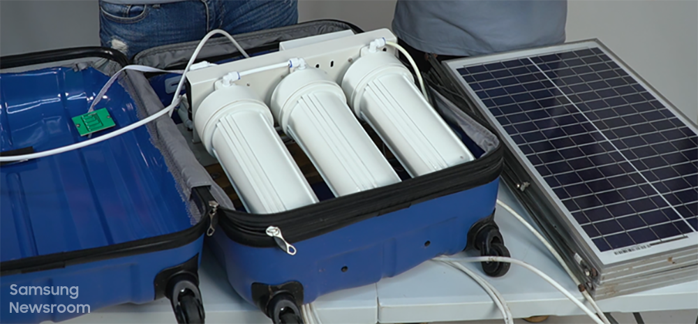 태양 전지판을 부착한 휴대용 해수 담수화 장치 ‘음바레틱스(MBARETICS)’