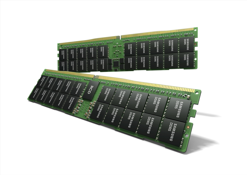 2개의 삼성전자 512GB DDR5이 놓여진 모습