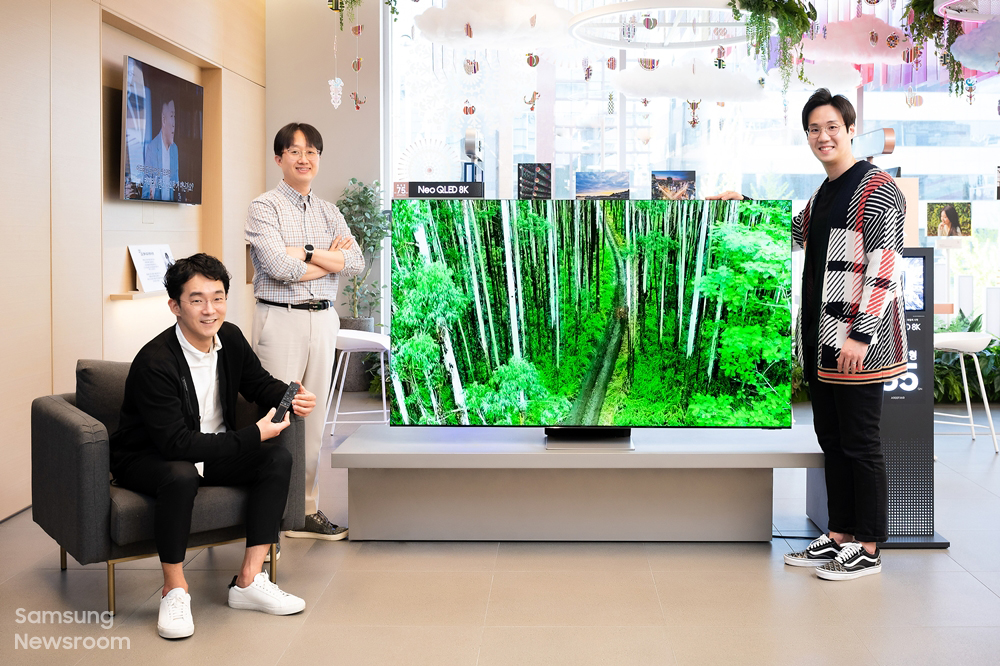 솔라셀 리모컨과 에코 패키지를 개발한 삼성전자 영상디스플레이사업부 (왼쪽부터) 김관영, 한승산 엔지니어, 손성도 디자이너
