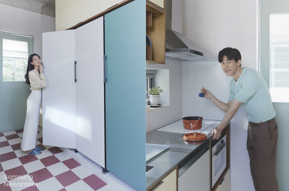 비스포크 냉장고 앞에 서있는 윤승아씨와 주방에서의 김무열씨