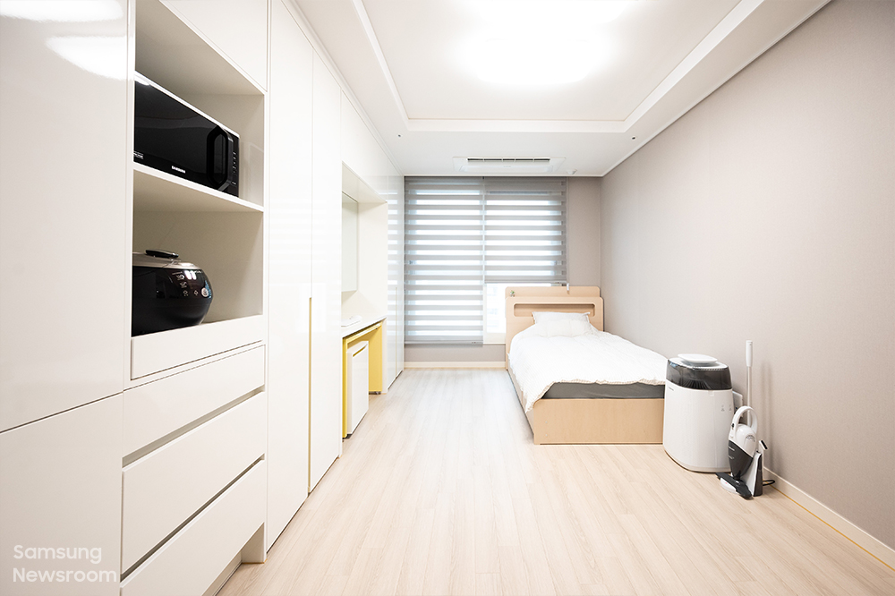 삼성전자는 충남 아산의 오피스텔 26실을 매입해 20실은 생활실, 5실은 종료 전 홀로서기를 경험해보는 체험실, 1실은 위기 아동·청소년을 위한 긴급주거지원실로 제공한다. 