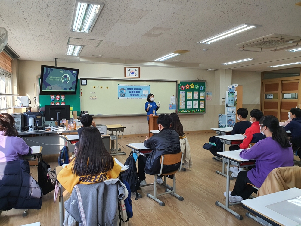 학생들이 ‘푸른코끼리’ 사이버 폭력 예방 교육을 듣고 있는 모습