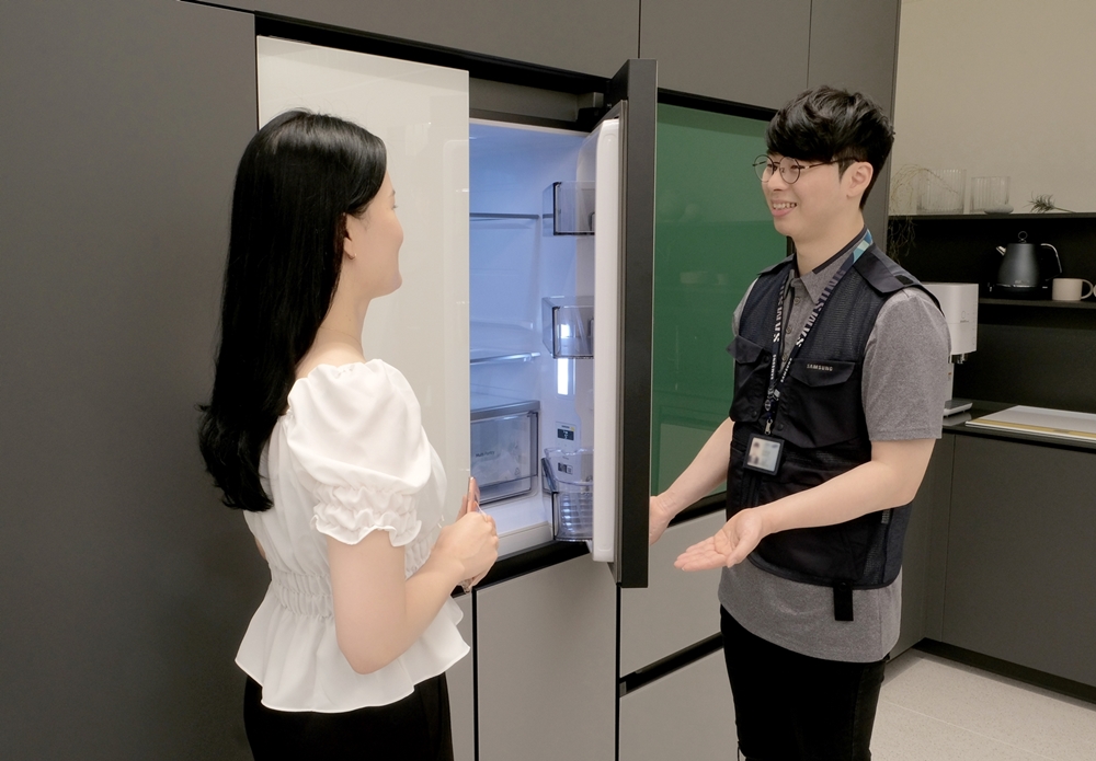 [사진2] 삼성전자서비스 수리 엔지니어가 냉장고를 점검하는 모습