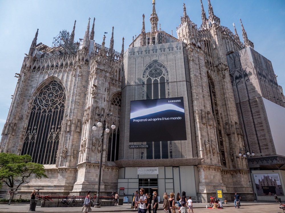 삼성 갤럭시 언팩 2021 옥외광고_이탈리아 밀라노 두오모 광장