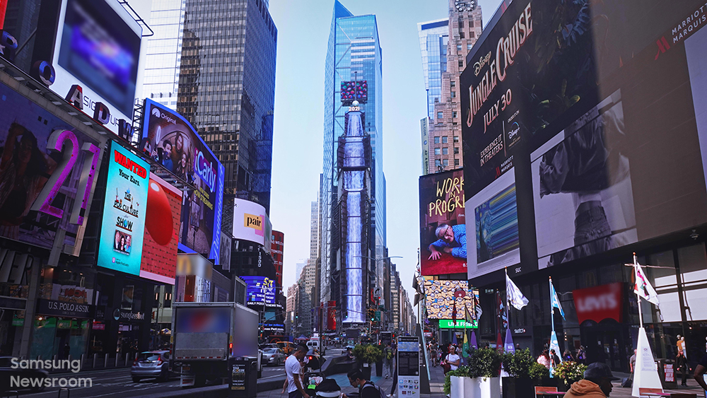 뉴욕 타임스 스퀘어에 나타난 거대한 폭포