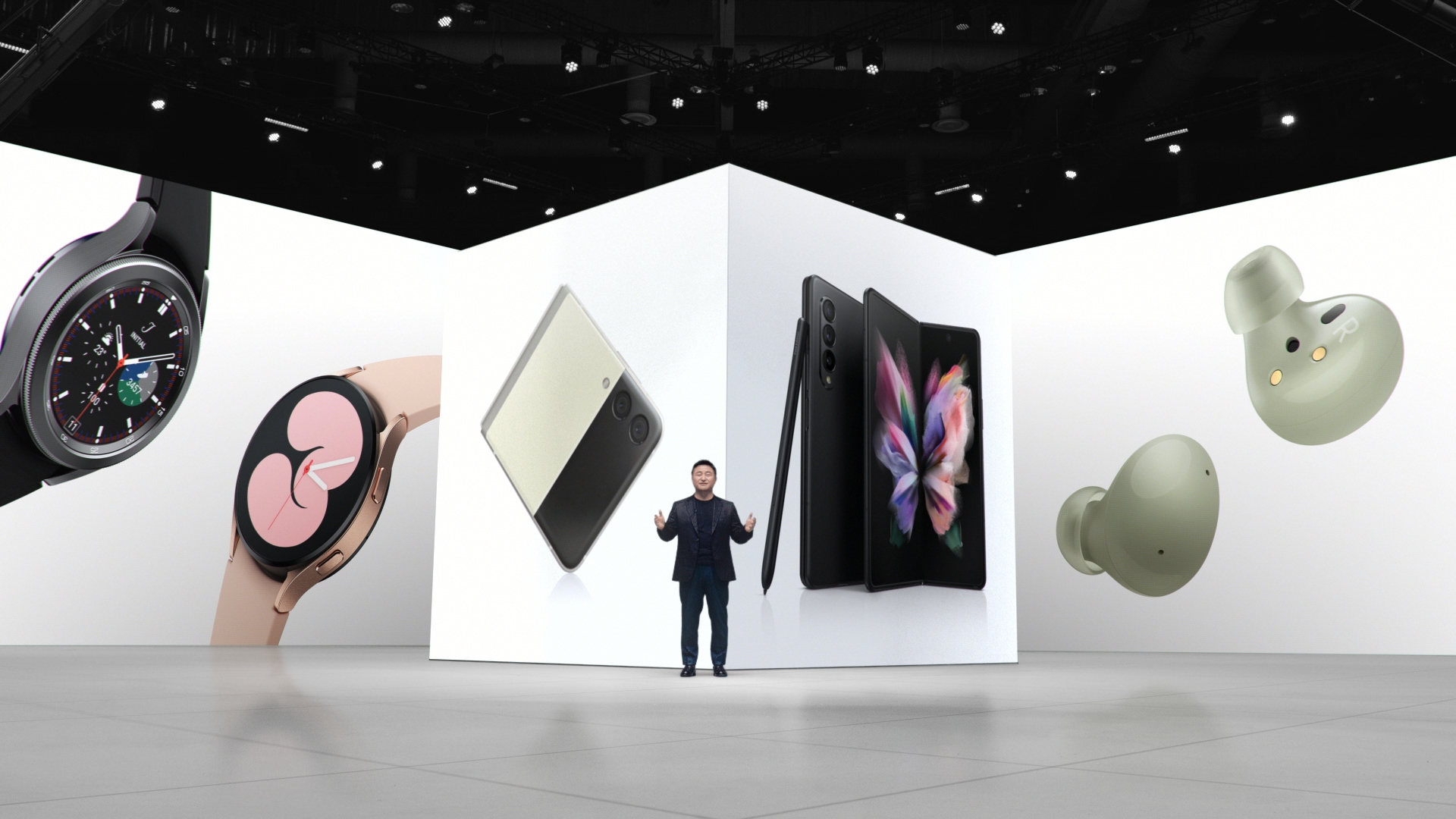 '삼성 갤럭시 언팩 2021'에서 삼성전자 무선사업부장 노태문 사장이 이 날 공개된 '갤럭시 Z 폴드3·플립3', '갤럭시 워치4' 시리즈, '갤럭시 버즈2'를 소개하는 모습