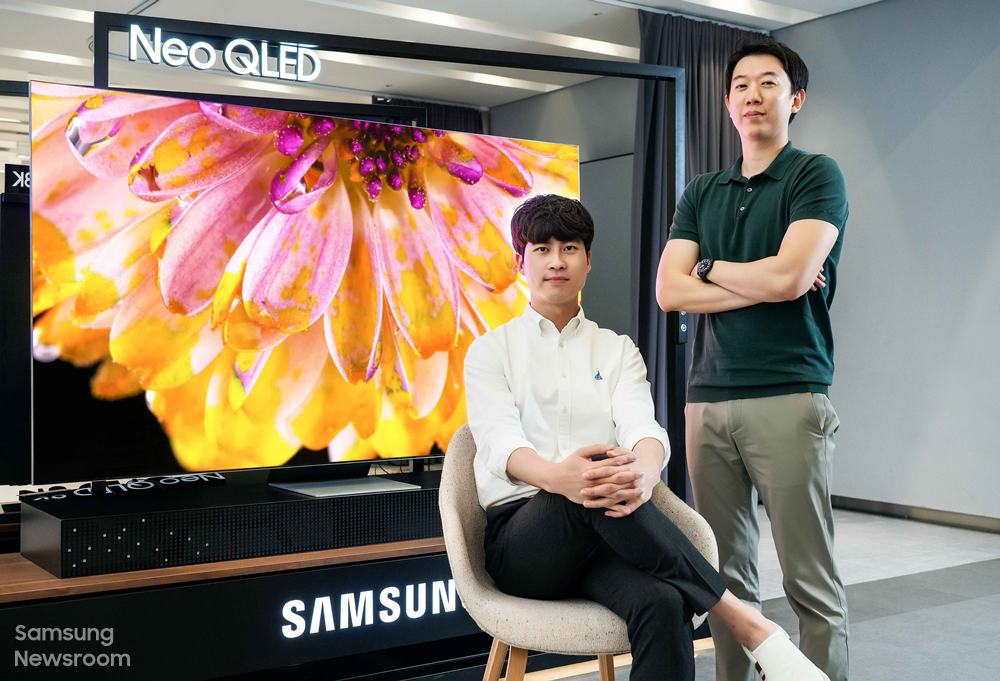 ▲ (Van links naar rechts) Taejin Hong en Woomin Lee van het Visual Display TV Product Planning CX-team van Samsung Electronics