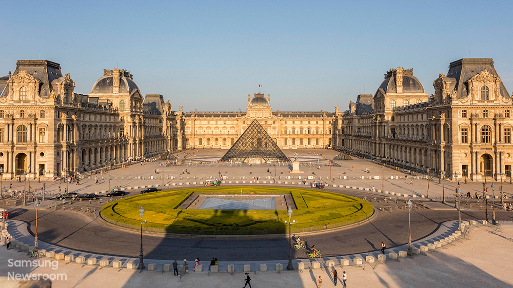 ▲ 루브르 박물관 전경 – Pyramide et Palais du musée du Louvre (2021), Nicolas Guiraud