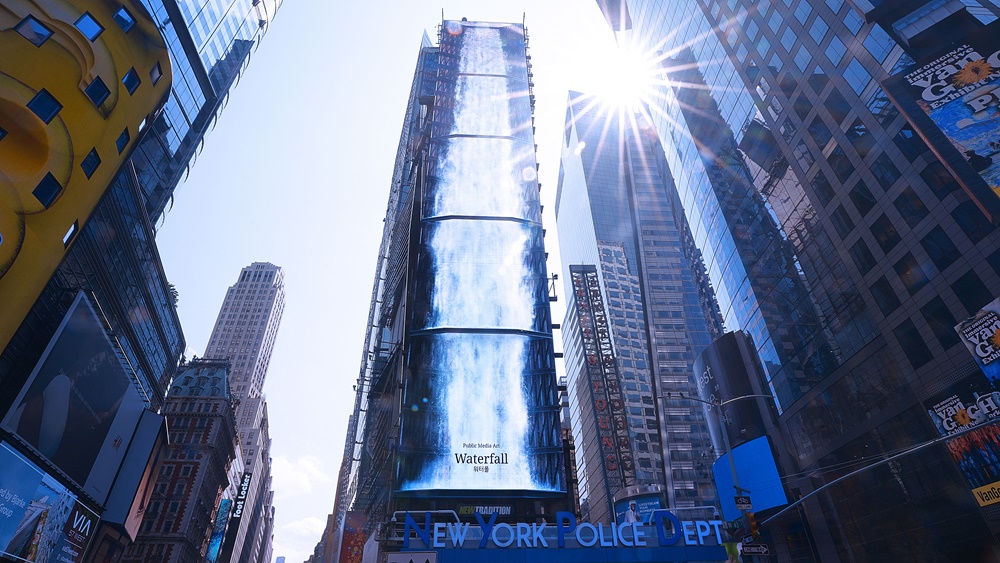 ▲ 뉴욕 타임스퀘어 ‘원 타임스 스퀘어’ 건물 외벽에 설치된 삼성 스마트 LED 사이니지. 약 110m의 높이, 1,081㎡의 규모와 촘촘한 LED 픽셀 간격과 9,000 니트의 밝기는 거대한 폭포의 시원한 물줄기를 강렬하게 구현했다. 상영 중인 작품은 ‘Waterfall-NYC(2021)’