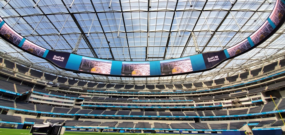 ▲ 미국 소파이 경기장(SoFi Stadium) 지붕, 출입구 등에 설치된 약 9,100제곱 미터(㎡)의 면적의 LED 사이니지 스크린