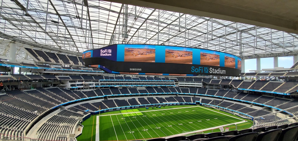 ▲ 미국 소파이 경기장(SoFi Stadium) 지붕, 출입구 등에 설치된 약 9,100제곱 미터(㎡)의 면적의 LED 사이니지 스크린