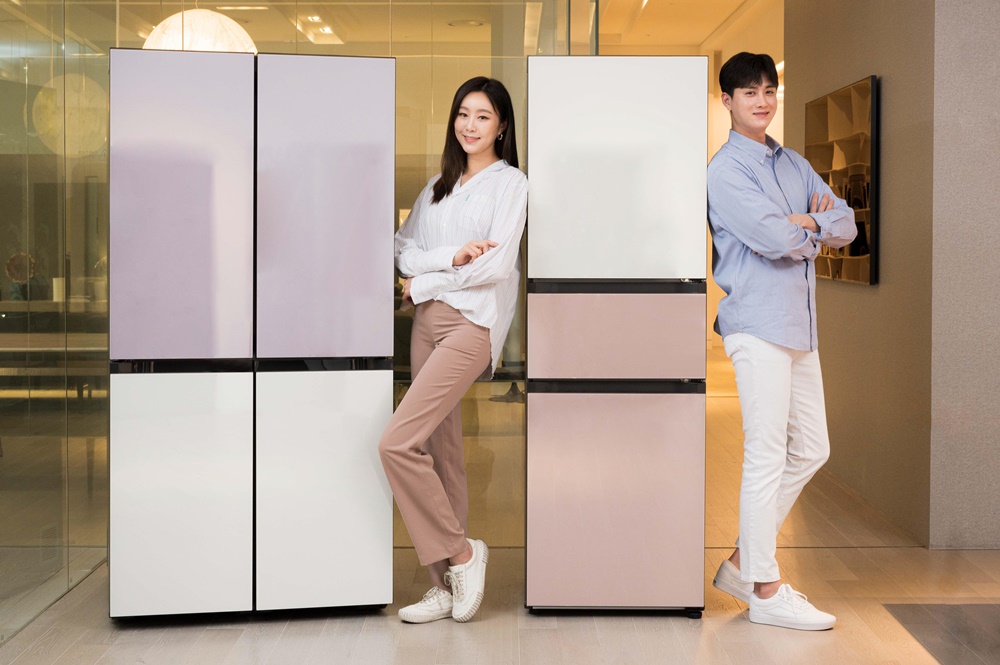 삼성전자 모델이 수원 삼성전자 디지털시티 프리미엄하우스에서 비스포크(BESPOKE) 냉장고를 소개하고 있다.